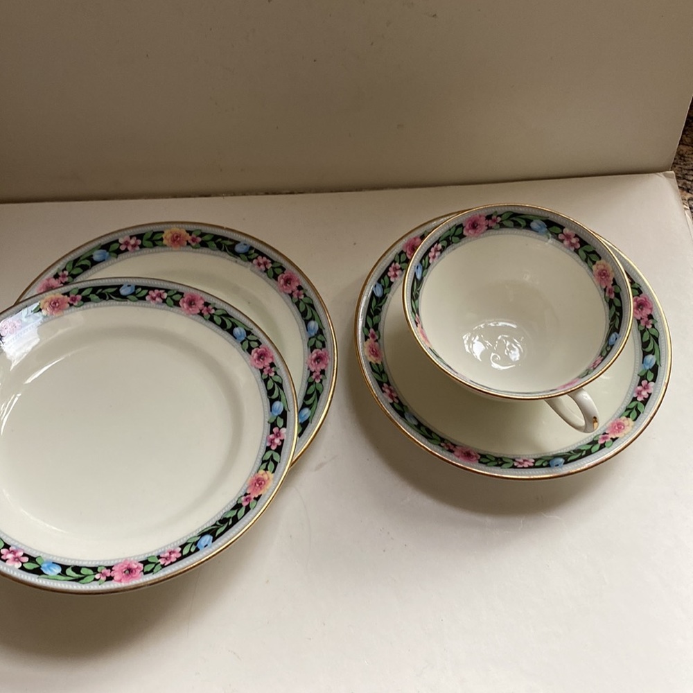 Vintage Ainsley Porcelain cup and saucer and 2 dessert plates. - Picture 4 of 8